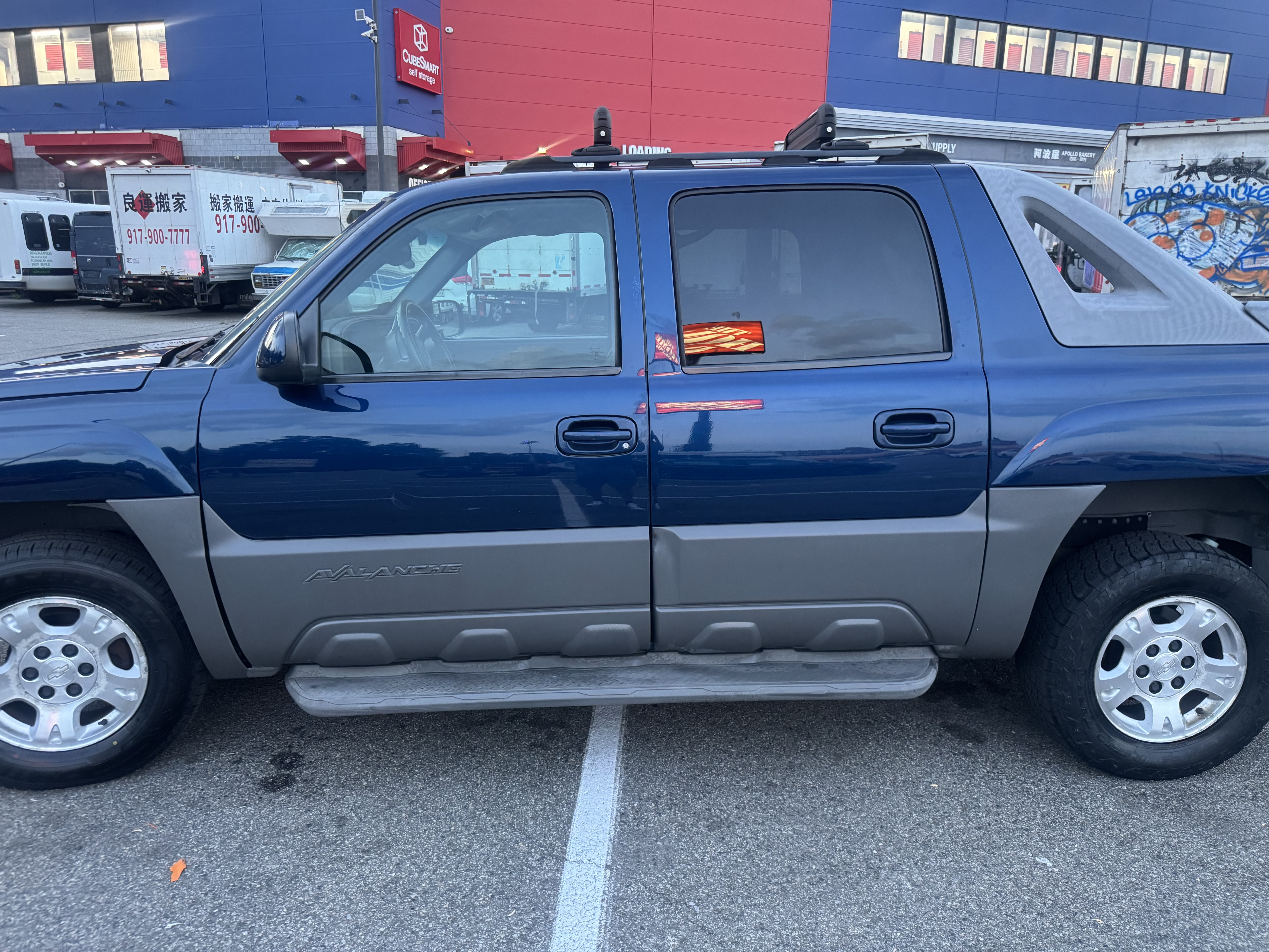 Used 2002 Chevrolet Avalanche 4x4 w/ Off-Road Suspension Pkg image 2