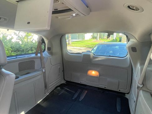 Used 2012 Chrysler Town & Country Limited image 17