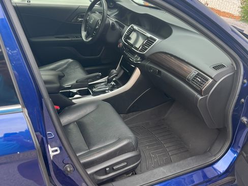 Used 2017 Honda Accord Touring image 10