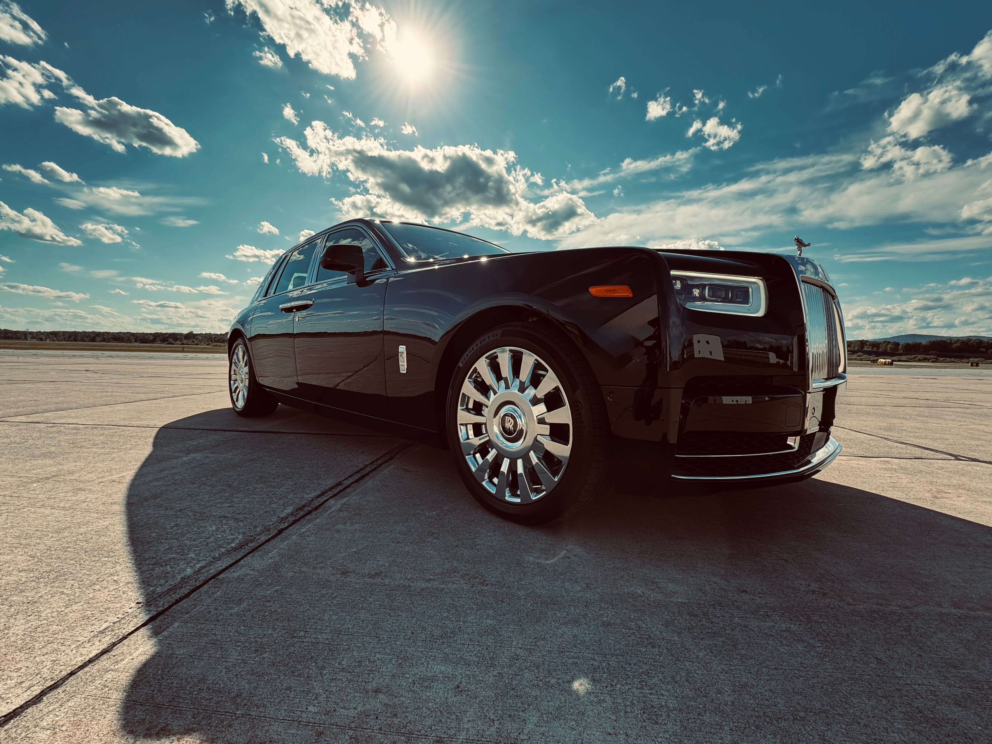Used 2022 Rolls-Royce Phantom Sedan w/ The Phantom Package RWD image 2