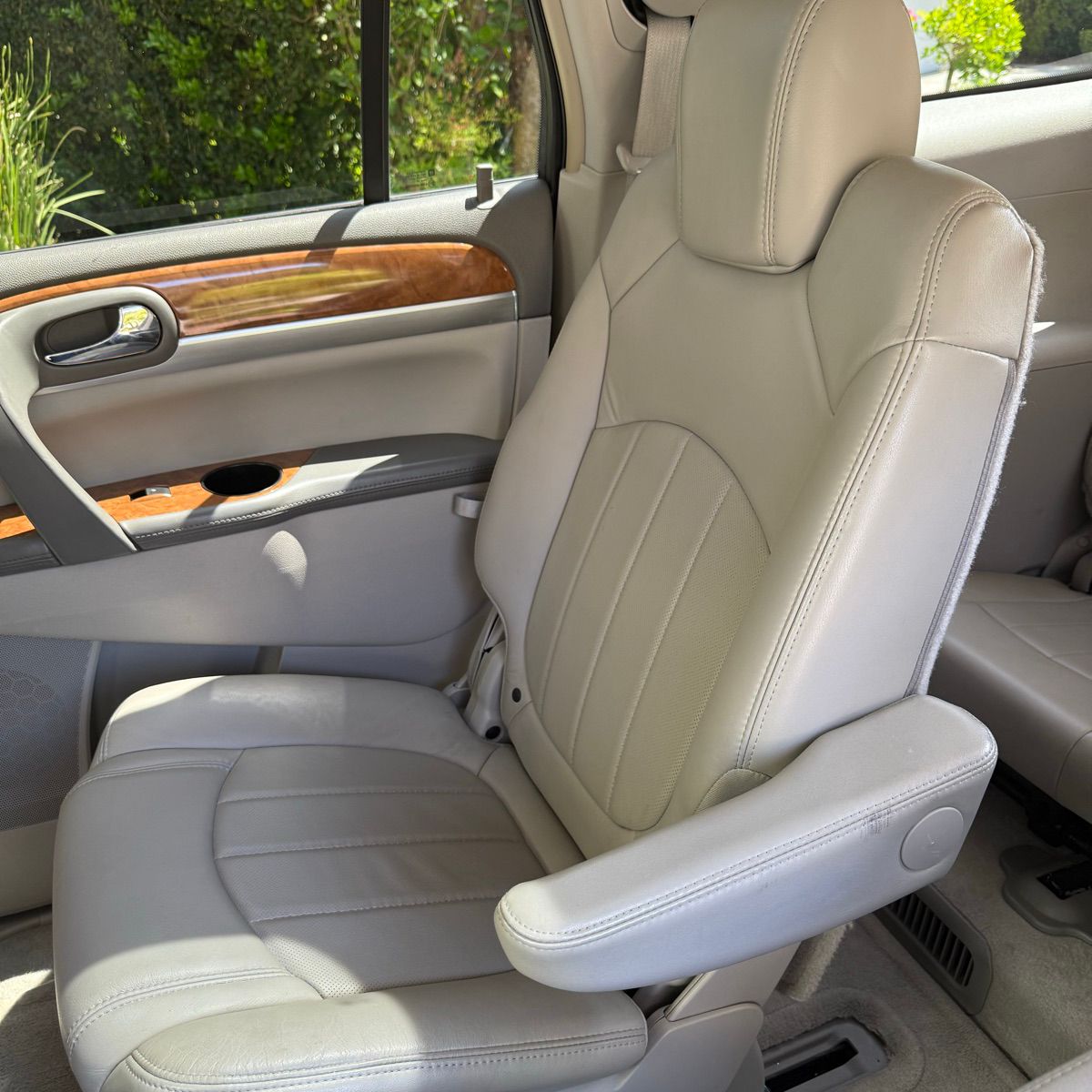 Used 2008 Buick Enclave CXL w/ Entertainment Package #4 FWD image 5