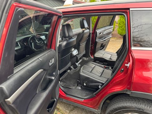 Used 2018 Toyota Highlander SE image 12