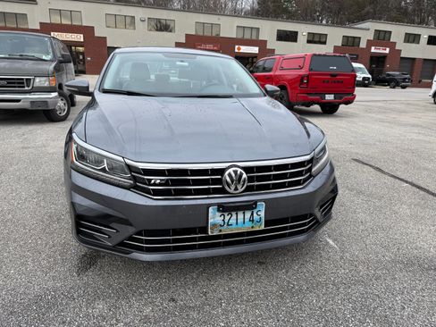 Used 2017 Volkswagen Passat 1.8T R-Line w/ R-Line Lighting Package image 4