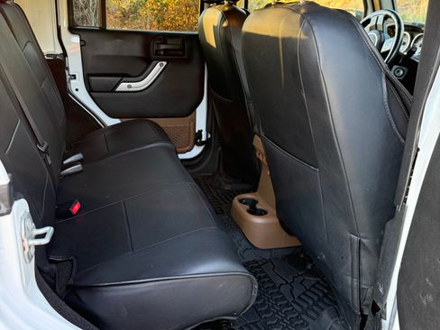 Used 2016 Jeep Wrangler Unlimited Sahara image 8