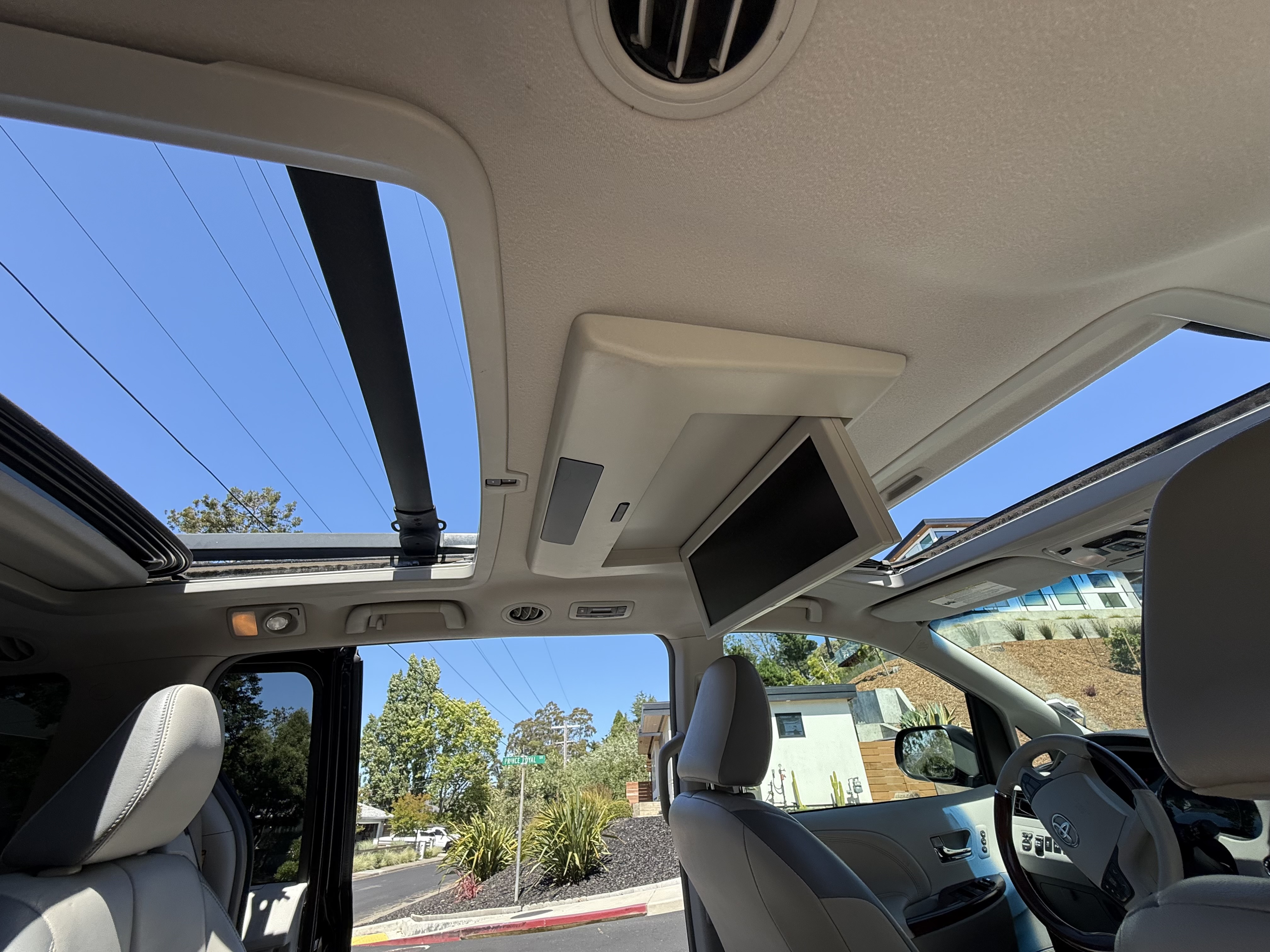 Used 2013 Toyota Sienna Limited w/ Premium Pkg FWD image 12