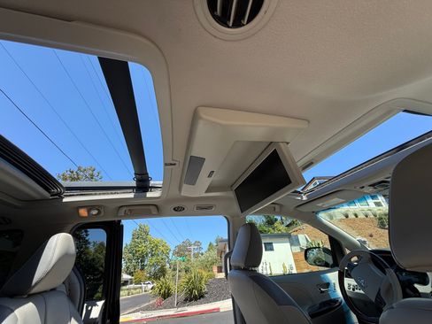 Used 2013 Toyota Sienna Limited w/ Premium Pkg FWD image 12