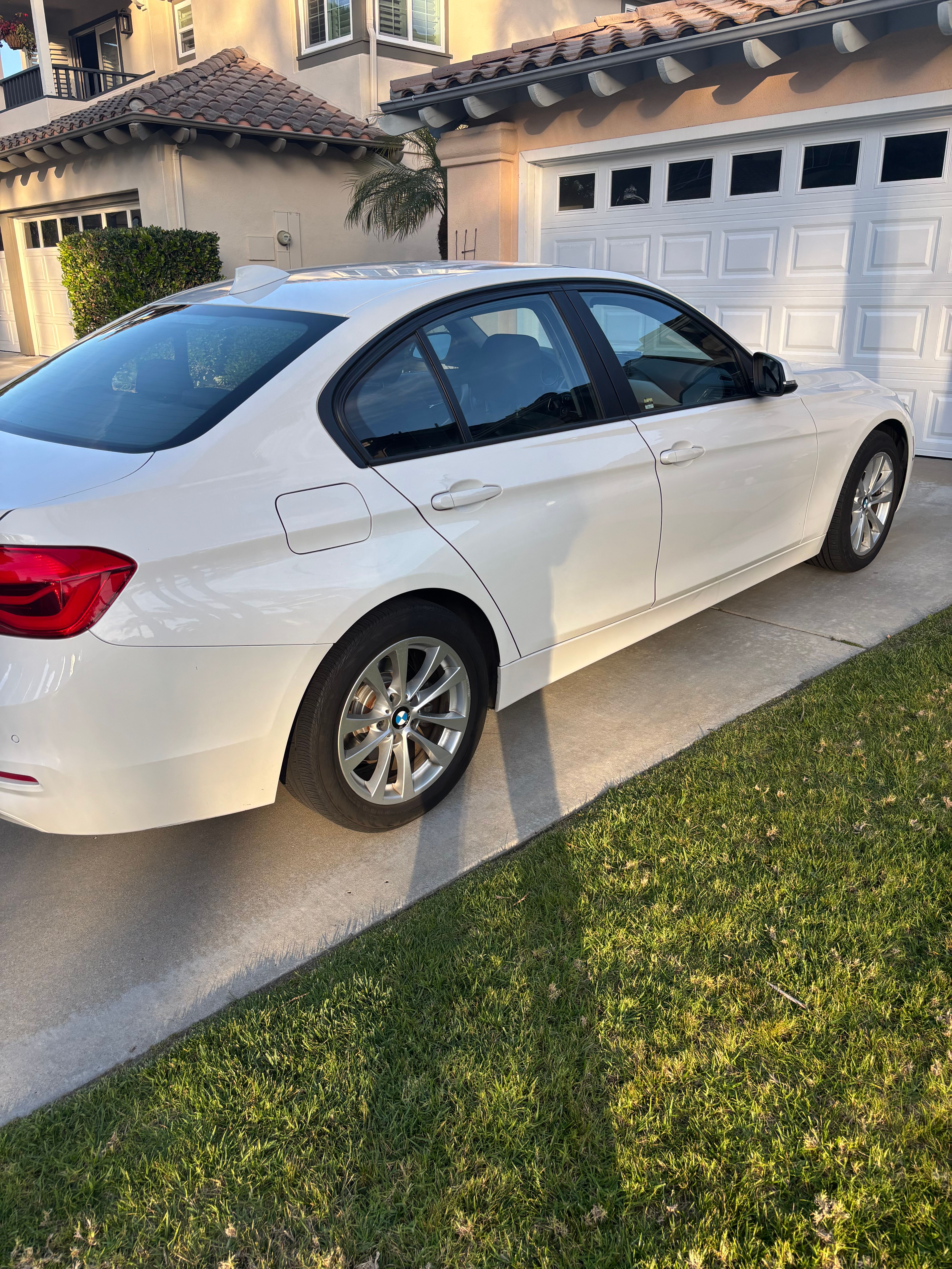Used 2017 BMW 320i Sedan RWD image 1