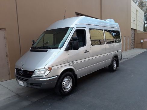 Used 2004 Dodge Sprinter 2500 w/ Cooling Group RWD image 1