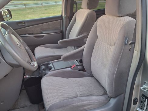 Used 2009 Toyota Sienna LE image 9