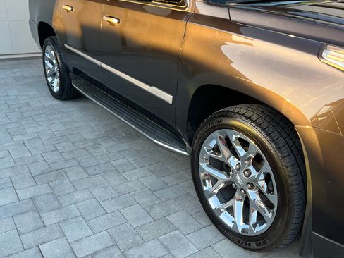 Used 2019 Cadillac Escalade ESV Luxury image 4