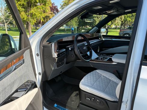 Used 2026 Cadillac Escalade Platinum Sport w/ LPO, ONYX Package AWD/4WD image 19