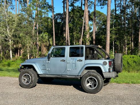 Used 2012 Jeep Wrangler Unlimited Sahara AWD/4WD image 9