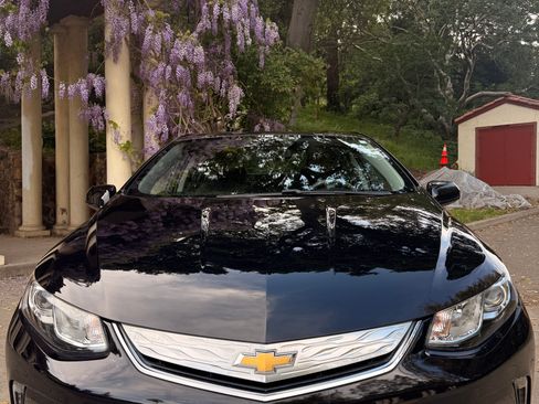 Used 2018 Chevrolet Volt LT image 2