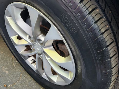 Used 2020 Hyundai Santa Fe SE image 8