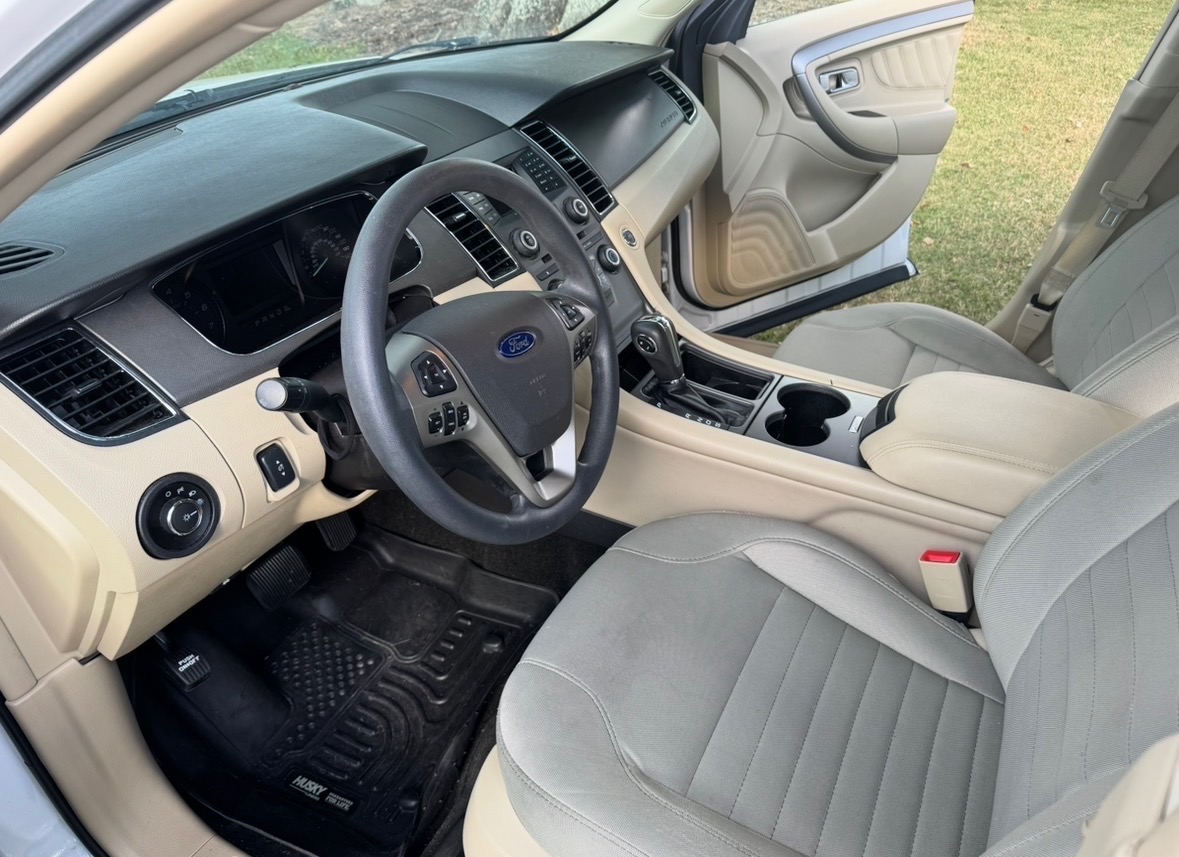 Used 2018 Ford Taurus SE FWD image 10