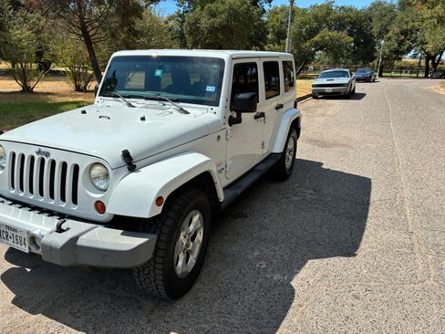 Used 2013 Jeep Wrangler Unlimited Sahara w/ Connectivity Group AWD/4WD image 11