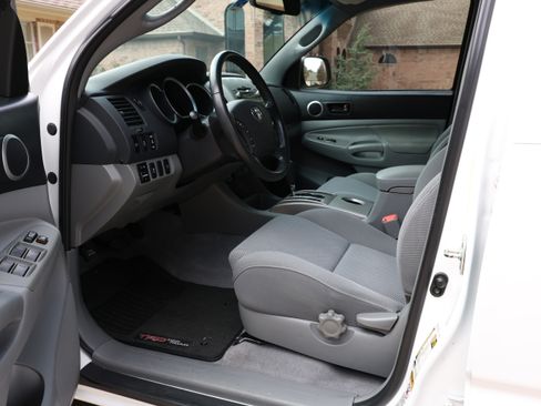 Used 2010 Toyota Tacoma PreRunner image 8