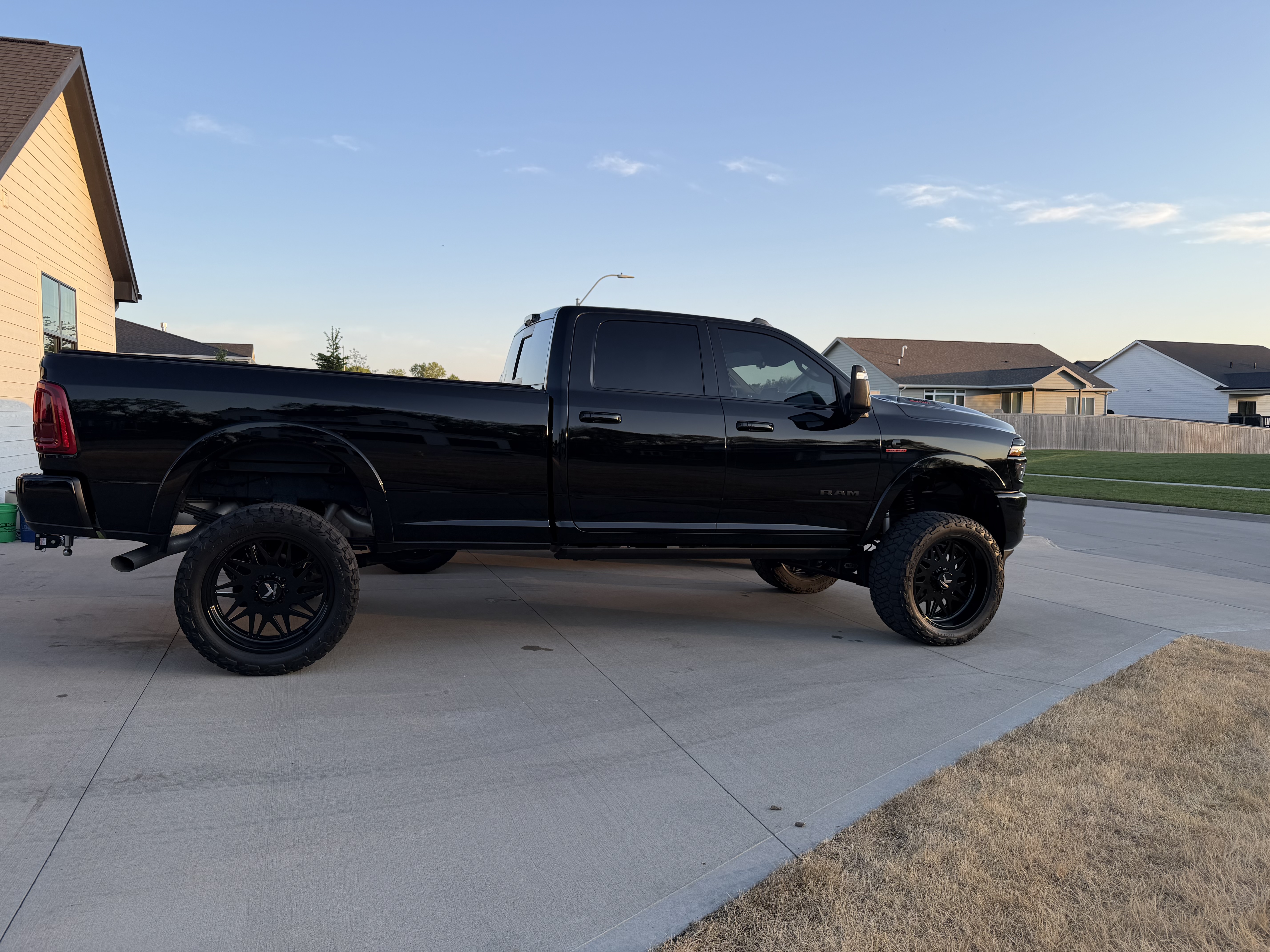 Used 2025 RAM 3500 Limited AWD/4WD image 2