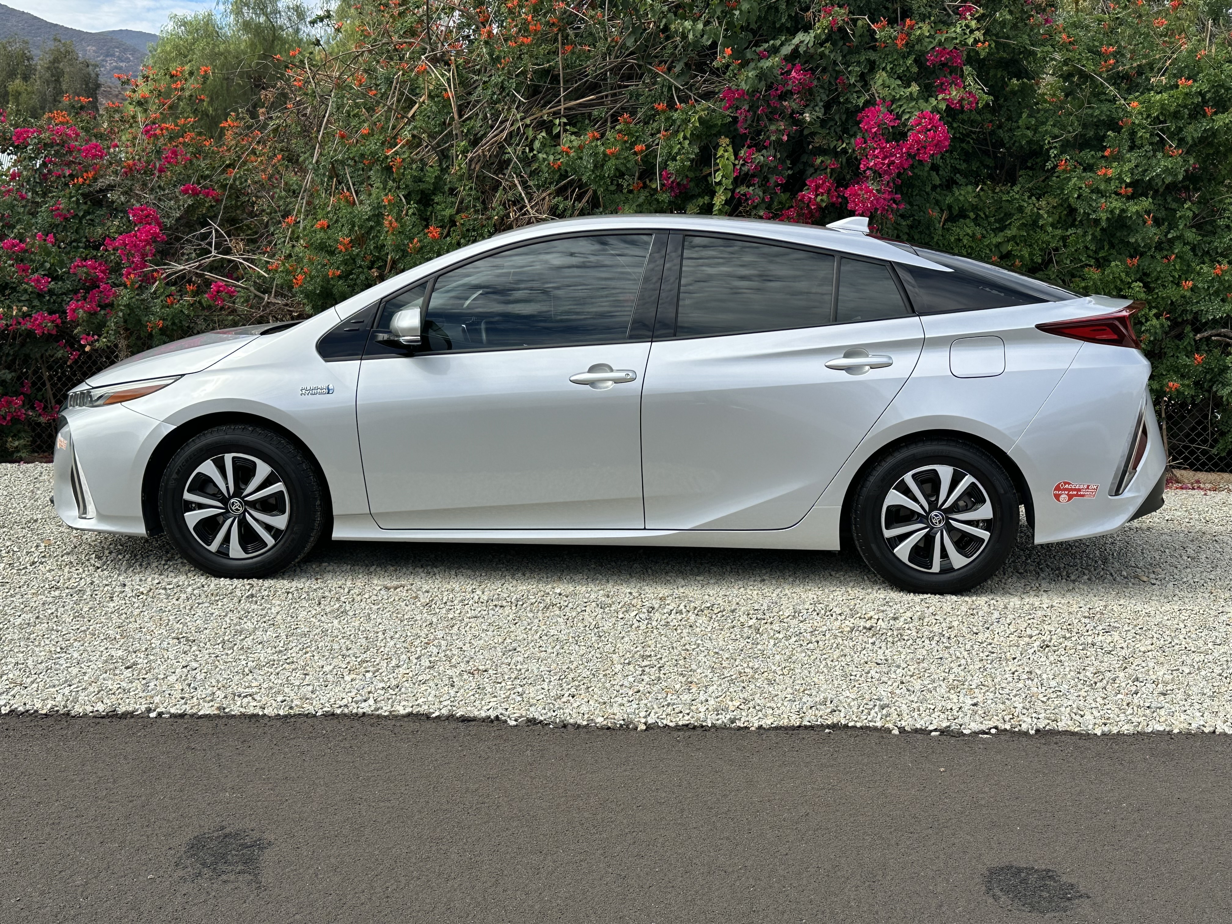 Used 2018 Toyota Prius Prime Premium w/ Carpet Mat Package FWD image 12