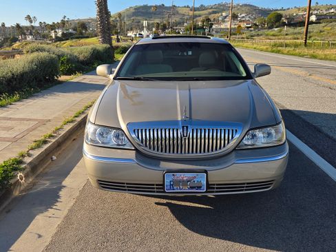 Used 2007 Lincoln Town Car Signature Limited image 5