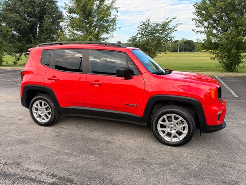 Used 2022 Jeep Renegade Latitude AWD/4WD image 4