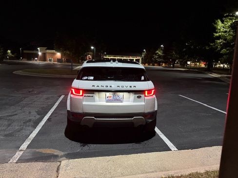 Used 2017 Land Rover Range Rover Evoque SE image 9