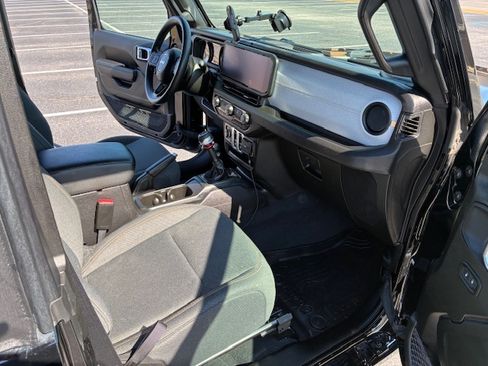Used 2025 Jeep Wrangler Sport image 8