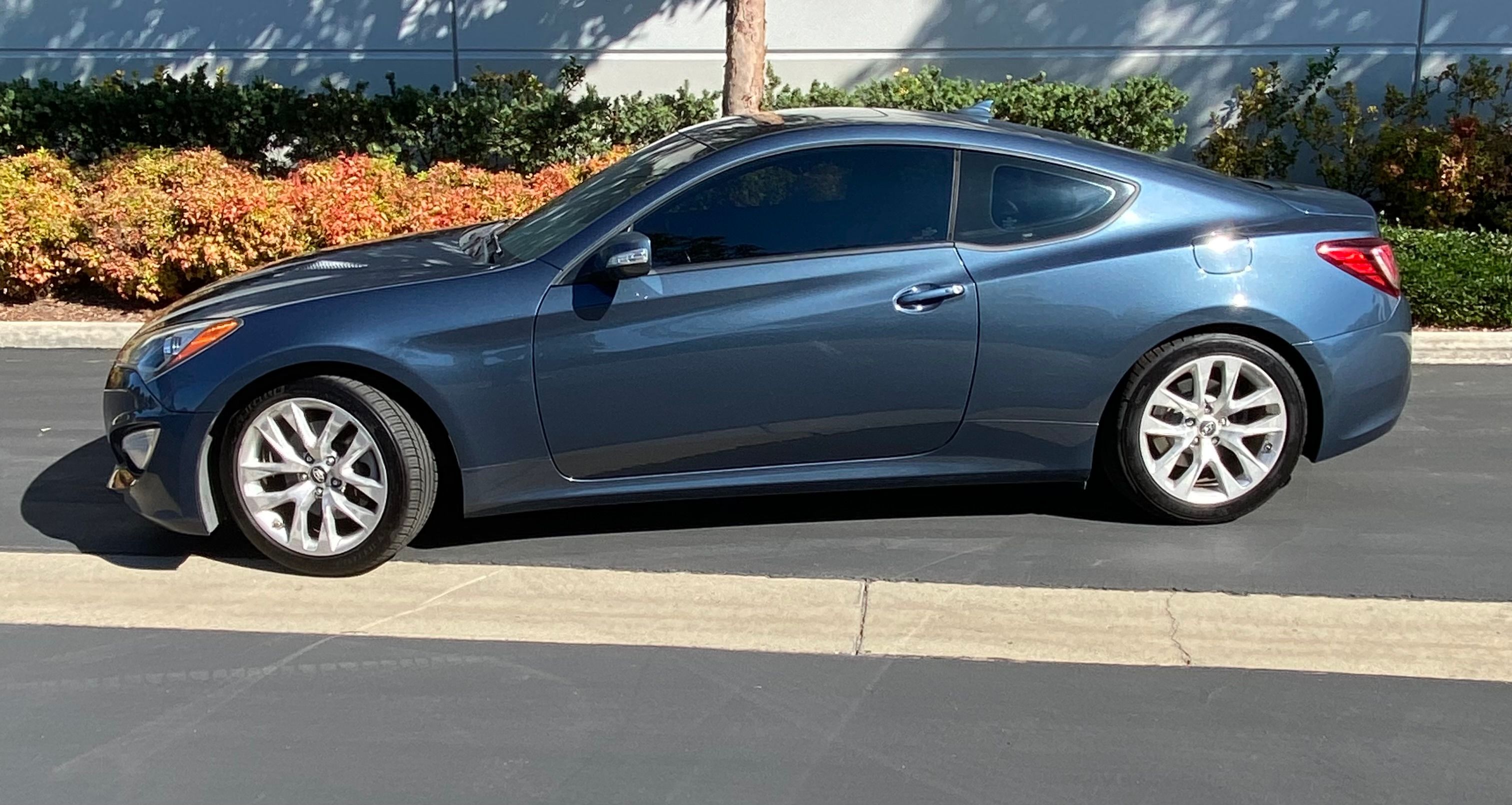 Used 2013 Hyundai Genesis 3.8 RWD image 2