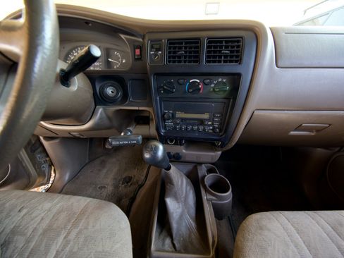 Used 2001 Toyota Tacoma 2WD Regular Cab w/ Enhancement Pkg image 9