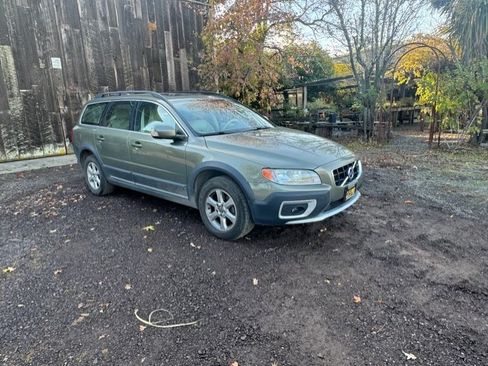 Used 2011 Volvo XC70 3.2 w/ Premium Pkg image 2