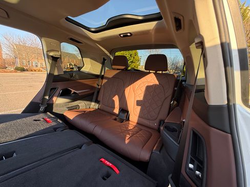 Used 2023 BMW X7 xDrive40i w/ Premium Package image 9