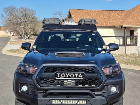 Used 2019 Toyota Tacoma TRD Off-Road w/ Technology Package image 4