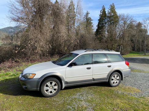Used 2005 Subaru Outback 2.5i image 1
