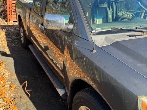 Used 2005 Nissan Titan LE w/ (S01) Side-Airbag Pkg w/ VDC image 8