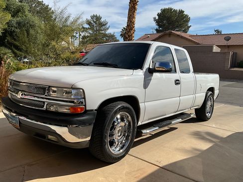 Used 2001 Chevrolet Silverado 1500 LS w/ Firm Ride Suspension Pkg image 1