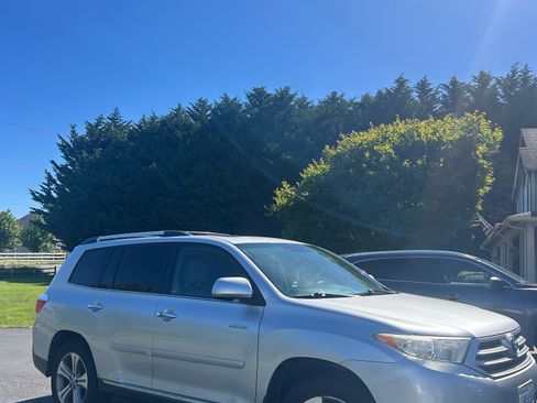 Used 2011 Toyota Highlander Limited w/ Preferred Accessory Pkg AWD/4WD image 4