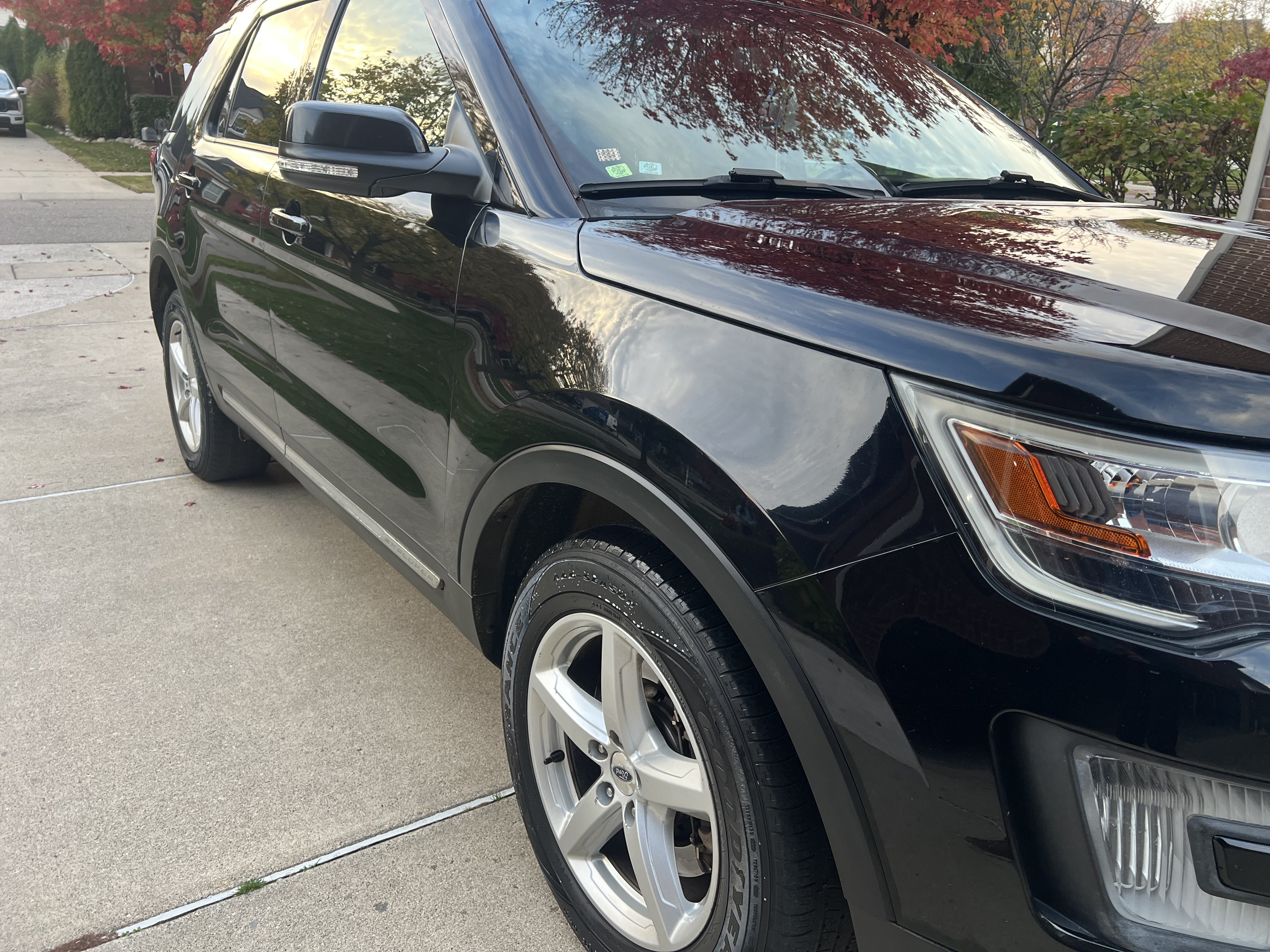 Used 2017 Ford Explorer XLT w/ Equipment Group 202A AWD/4WD image 2