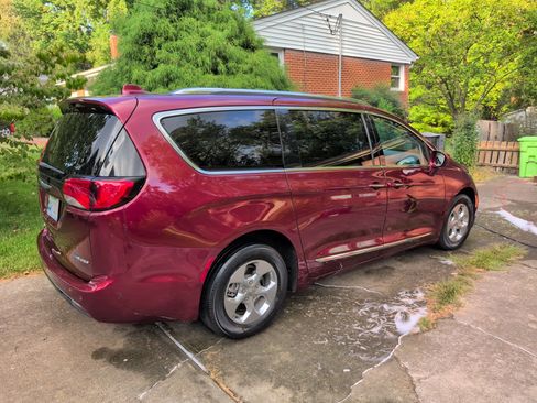 Used 2018 Chrysler Pacifica Touring-L image 2