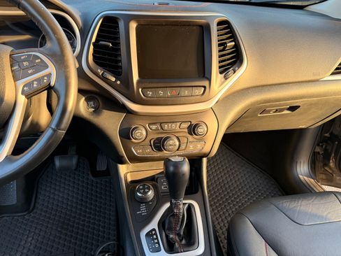 Used 2015 Jeep Cherokee Trailhawk w/ Comfort/Convenience Group AWD/4WD image 18
