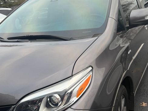 Used 2019 Toyota Sienna Limited Premium image 5