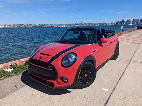 Used 2019 MINI Cooper S image 1