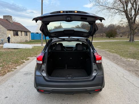 Used 2019 Nissan Kicks SR w/ SR Premium Package image 9