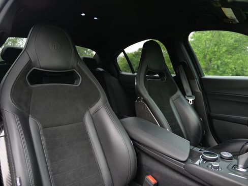 Used 2018 Alfa Romeo Giulia Quadrifoglio w/ Driver Assist Dynamic Package image 2