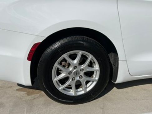 Used 2021 Chrysler Pacifica Touring-L FWD image 15