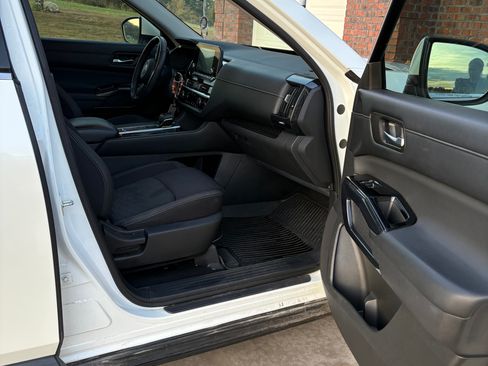 Used 2022 Nissan Pathfinder SV w/ SV Black Package image 12