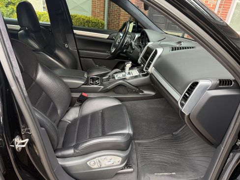 Used 2014 Porsche Cayenne GTS image 13