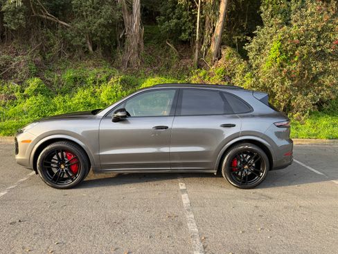 Used 2020 Porsche Cayenne Turbo image 4