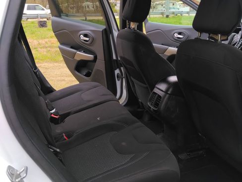 Used 2019 Jeep Cherokee Latitude w/ Popular Appearance Group image 17