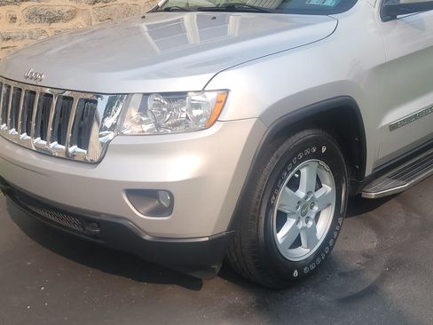 Used 2011 Jeep Grand Cherokee Laredo w/ Trailer Tow Group AWD/4WD image 4