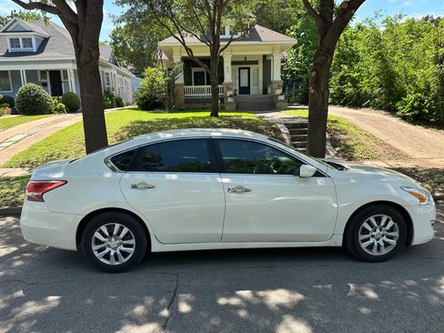Used 2013 Nissan Altima 2.5 S FWD image 10